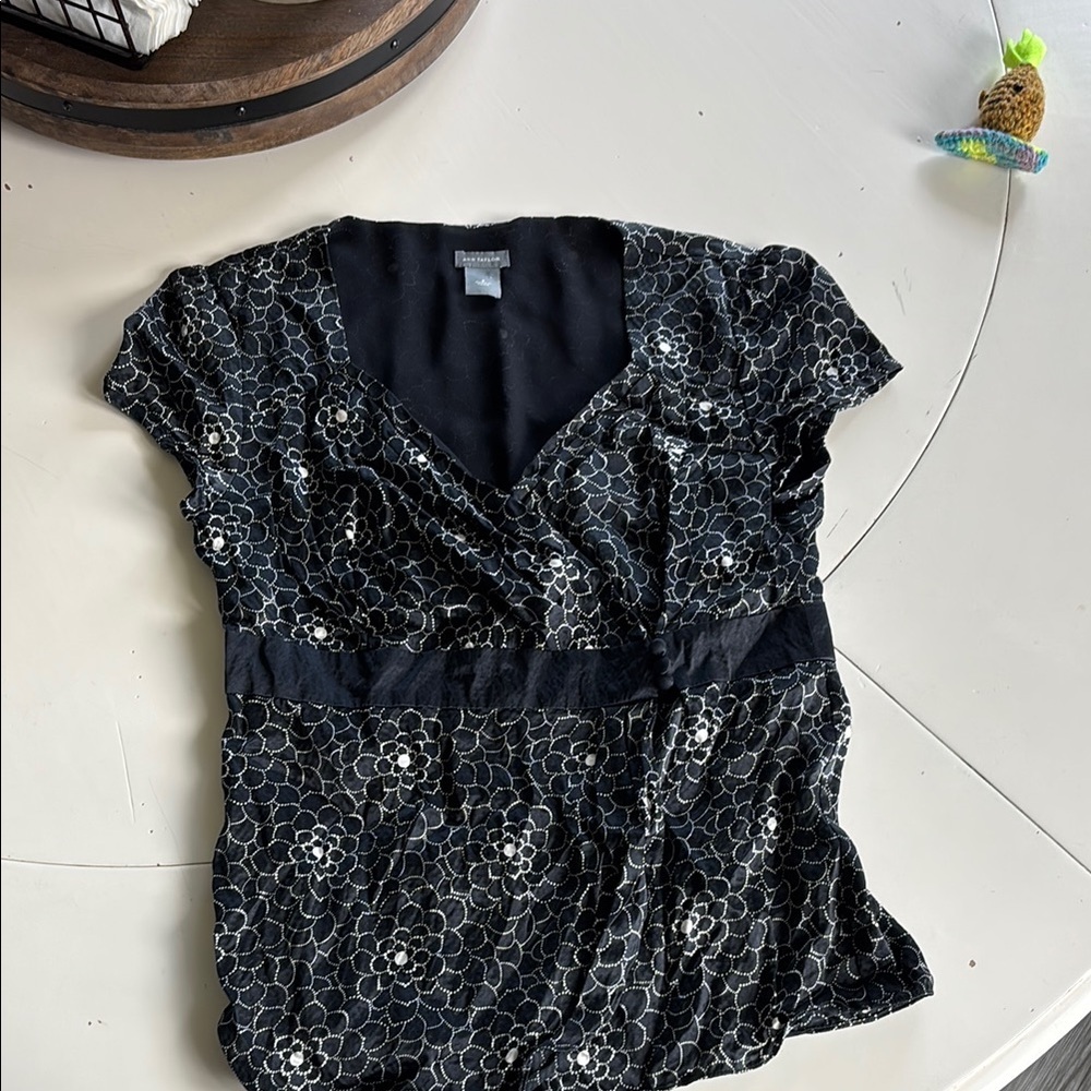 🌺Ann Taylor Sequin Wrap Blouse in Black and White